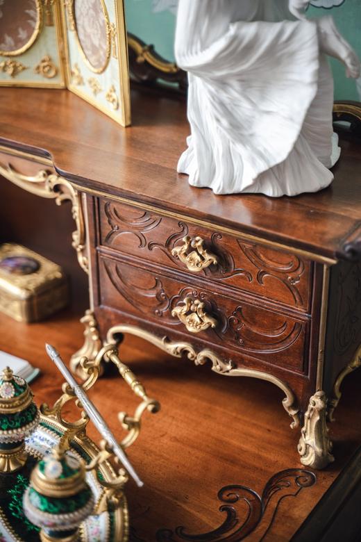 独角鹿西洋古董19世纪末法国家具名坊VIARDOT签名出品东方风格瑞兽主题铜鎏金精雕装饰卷叶纹硬木浮雕分层写字桌 商品图9
