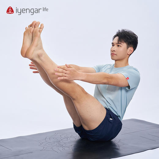 艾扬格 life C3056瑜伽船式男装T恤短袖 柔软舒爽面料 原创手绘设计 Paripuna Navasana船式的"V"形平衡,淬炼身体 商品图4
