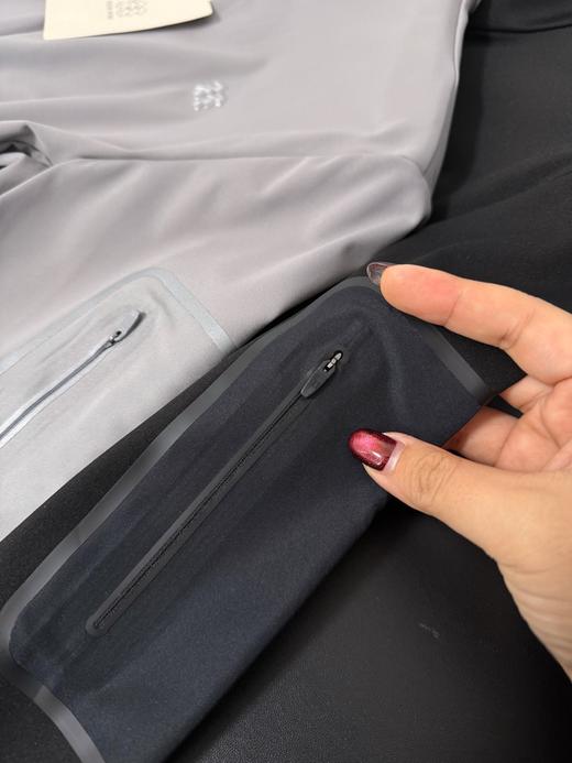 可隆半拉链压胶口袋长袖T恤 BK 341166 商品图13