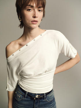 TR她热 街角邂逅 白色棉感露肩可调节复古设计感褶皱斜肩一字肩T恤上衣