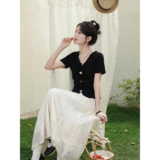 鹿向南「南栀清婉」短袖黑色T恤女夏季新款设计感掐腰显瘦V领上衣 商品图4