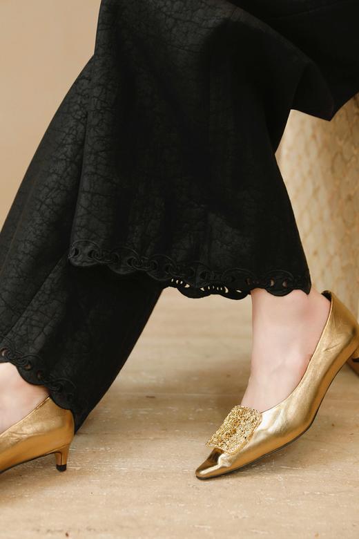 优雅时髦国风小尖头猫跟鞋 双色牛皮鞋面；里垫 羊皮柔软舒服不磨脚 复古气质摩登，3cm跟高上脚软糯久走不累👍 简约金属方扣低调显贵，越看越有品味！ 商品图13