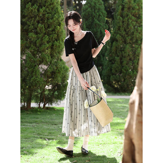 鹿向南「温柔蝶序」黑色斜肩领显瘦短袖T恤女夏季不规则小众上衣 商品图1