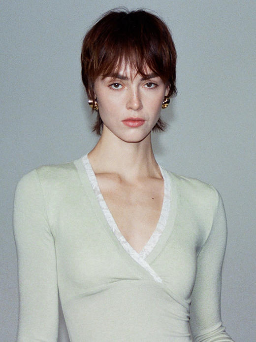 TR她热 米兰雾光 灰绿色羊毛蕾丝拼接V领带胸垫法式显瘦打底衫上衣 商品图1