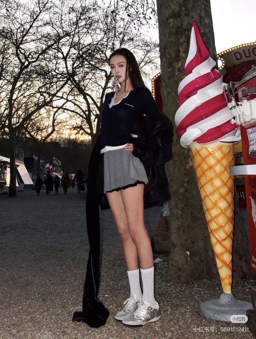 一店d 来喽来喽❗法国设计师品牌𝐚𝐧𝐧 𝐚𝐧𝐝𝐞𝐥𝐦𝐚𝐧假两件薄款针织衫！！《唐公奇案》中的白鹿同款
全网爆火！！朱主爱也在穿啊，这件针织衫重塑摩登性感张力，上身巨巨巨显身材 商品图8