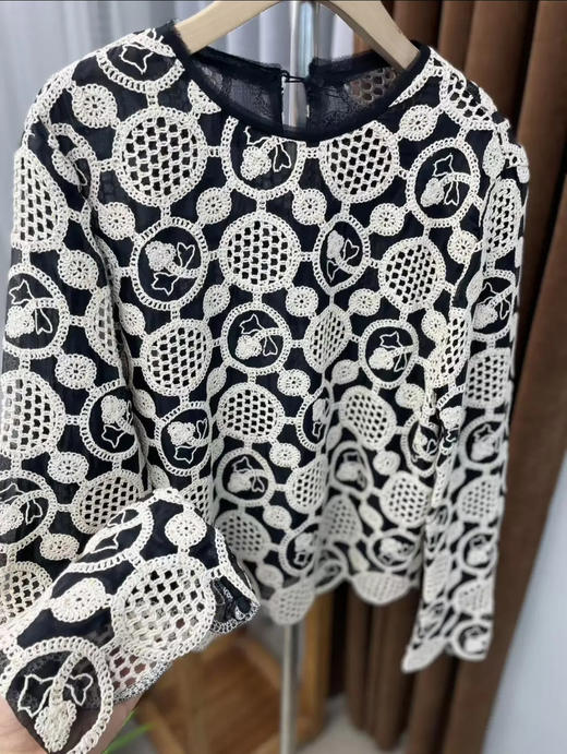 原单黑色圆领长假两件拼接镂空上衣 商品图1