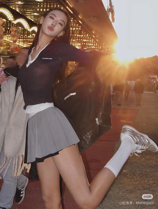 一店d 来喽来喽❗法国设计师品牌𝐚𝐧𝐧 𝐚𝐧𝐝𝐞𝐥𝐦𝐚𝐧假两件薄款针织衫！！《唐公奇案》中的白鹿同款
全网爆火！！朱主爱也在穿啊，这件针织衫重塑摩登性感张力，上身巨巨巨显身材 商品图6