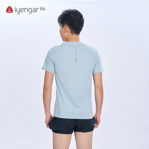 艾扬格 life C3056瑜伽船式男装T恤短袖 柔软舒爽面料 原创手绘设计 Paripuna Navasana船式的"V"形平衡,淬炼身体 商品图2