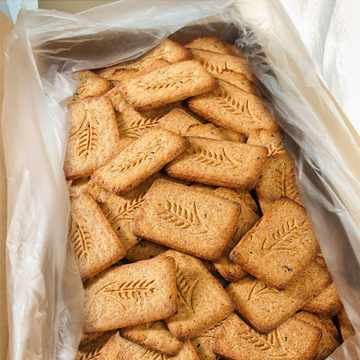 【福利🔥29.9得100包❗️黑杂粮饼干】黑色健康食养有方，科学配比营养搭配，真全麦饱腹力强，富含膳食纤维，代餐饱腹老人孕妇粗粮酥性压缩饼干QQ 商品图2