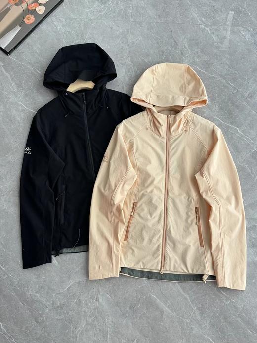 F0304105女款连帽软壳防风防泼水万针刺绣内弧拼接收腰设计冲锋衣 商品图0