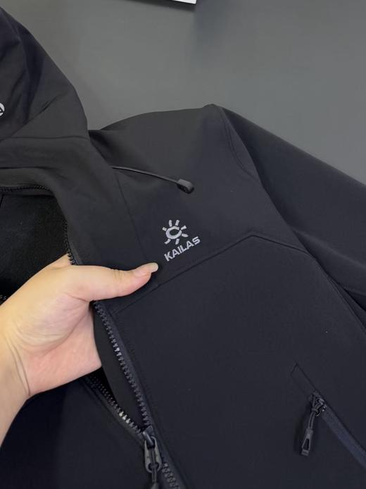 男女款凯乐石𝐦𝟖 𝐢𝐜 𝐦𝐚𝐱防风水连帽软壳外套 ZC 341205 商品图10