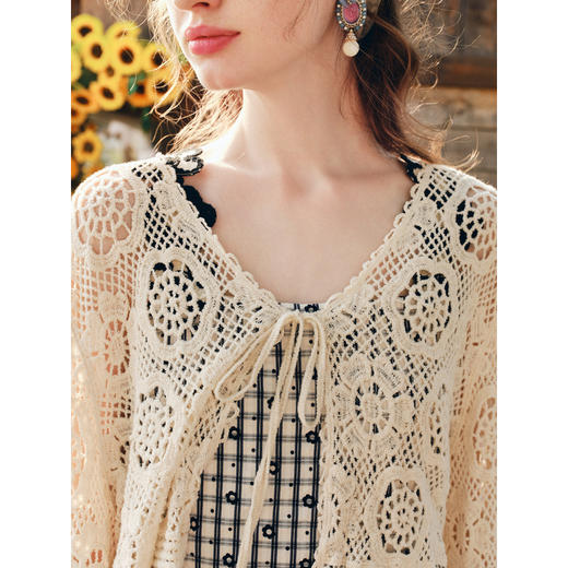 两三事 心动记号 2026春季新款田园风镂空编织绑带针织开衫女 商品图2