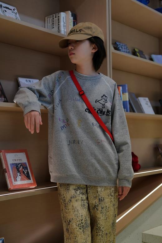 【小大人舒适圈】2026春季新款！日系儿童满印字母小狗滑冰熊圆领棉质卫衣三色！ 商品图4