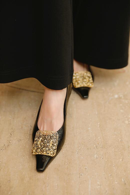 优雅时髦国风小尖头猫跟鞋 双色牛皮鞋面；里垫 羊皮柔软舒服不磨脚 复古气质摩登，3cm跟高上脚软糯久走不累👍 简约金属方扣低调显贵，越看越有品味！ 商品图6