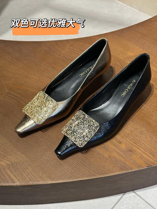 优雅时髦国风小尖头猫跟鞋 双色牛皮鞋面；里垫 羊皮柔软舒服不磨脚 复古气质摩登，3cm跟高上脚软糯久走不累👍 简约金属方扣低调显贵，越看越有品味！ 商品图4
