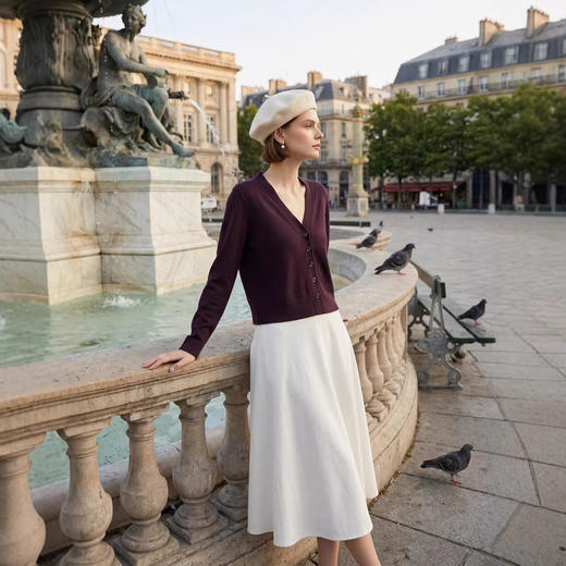 「自」全新升级【铂金会员220/天猫299/差价79】(05250)洛诗琳气质V针织上衣2026春季新款正肩修身显瘦开衫外套女 商品图3