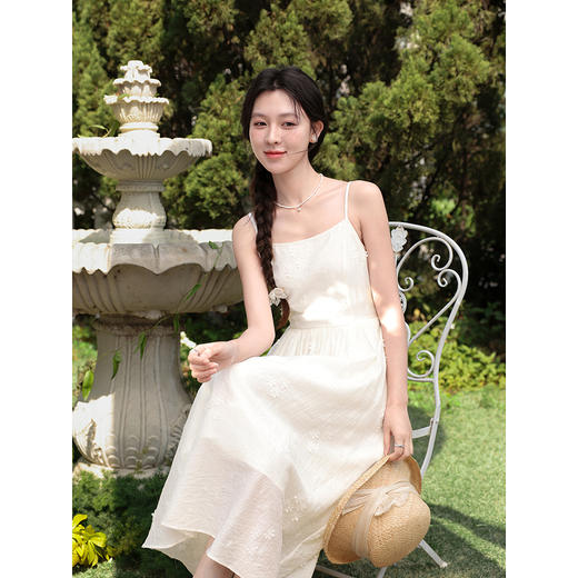 鹿向南「云深茶白」米白色法式吊带连衣裙女春季海边度假收腰长裙 商品图4