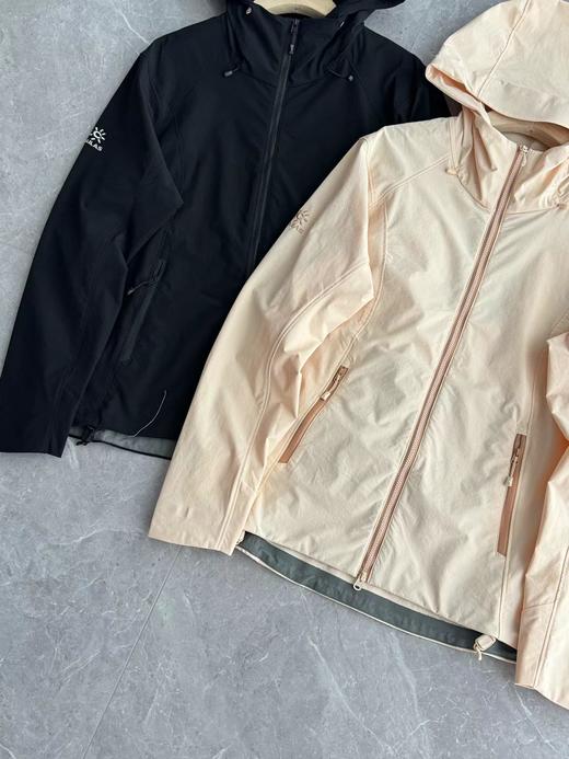 F0304105女款连帽软壳防风防泼水万针刺绣内弧拼接收腰设计冲锋衣 商品图2