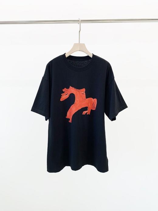 【高品质私服】【JN童趣生肖小马黑色T恤】遮肉显瘦肩线下移，完美遮住拜拜肉G1650-CC【无标出货 介意慎拍】 商品图6