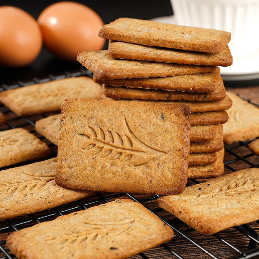 【福利🔥29.9得100包❗️黑杂粮饼干】黑色健康食养有方，科学配比营养搭配，真全麦饱腹力强，富含膳食纤维，代餐饱腹老人孕妇粗粮酥性压缩饼干QQ 商品图0