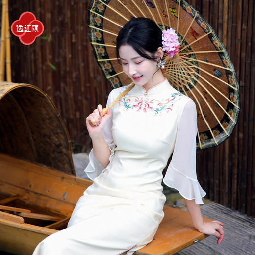 逸红颜《姝华》2026春新款一抹芳华莲花宝瓶缠枝纹刺绣中袖旗袍女 商品图2