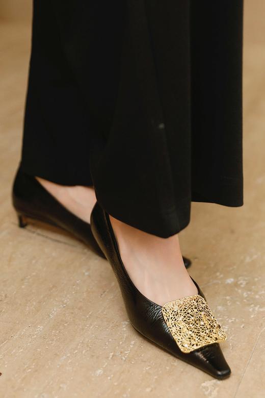 优雅时髦国风小尖头猫跟鞋 双色牛皮鞋面；里垫 羊皮柔软舒服不磨脚 复古气质摩登，3cm跟高上脚软糯久走不累👍 简约金属方扣低调显贵，越看越有品味！ 商品图7