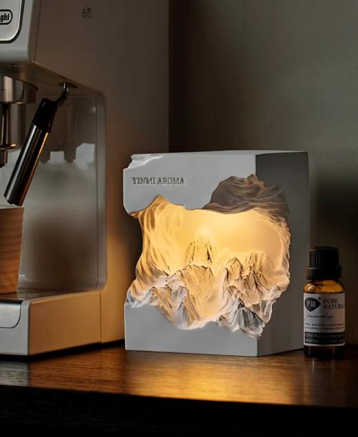 🌈送礼就选🫶「 尹谜日照金山香薰灯礼盒」火爆小红薯的香氛夜灯🌟，首发直降30❗️ 纯手工雕刻，🔥雪山纹路清晰又精致，天然植物萃取精油调香，散香舒缓持久  商品图2