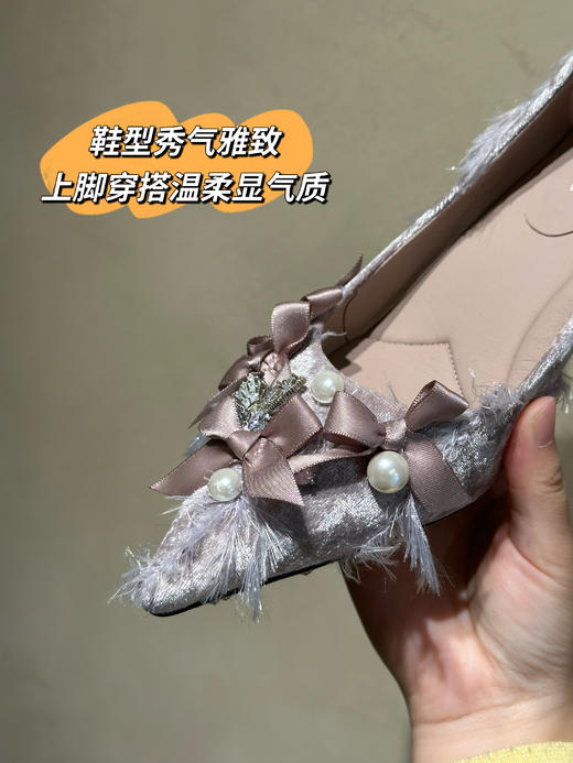 女神节温柔暴击✨丝绒蝴蝶高跟鞋！ 内里全羊皮超级软糯舒适！这双真的把梦幻浪漫甜美焊在脚上！ 软糯丝绒+精致蝴蝶结，自带细闪氛围感， 粉色温柔减龄，绿色高级显白，闭眼入都不踩雷！ 商品图2
