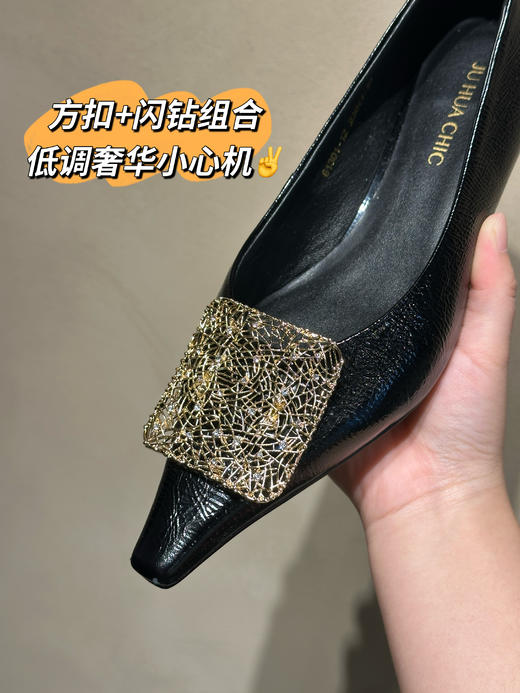 优雅时髦国风小尖头猫跟鞋 双色牛皮鞋面；里垫 羊皮柔软舒服不磨脚 复古气质摩登，3cm跟高上脚软糯久走不累👍 简约金属方扣低调显贵，越看越有品味！ 商品图3