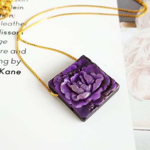 【天然正品】天然皇家紫雕牡丹花造型方形舒俱来（花开富贵）吊坠项链230126NJM30 商品图5