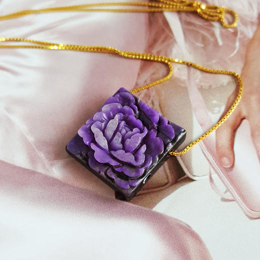 【天然正品】天然皇家紫雕牡丹花造型方形舒俱来（花开富贵）吊坠项链230126NJM30 商品图3