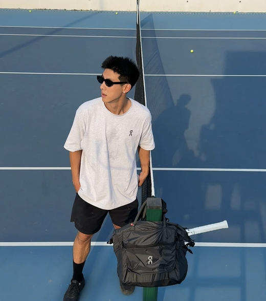 点此购买 On昂跑男女情侣款35L单肩手提包 sz 341297 商品图6