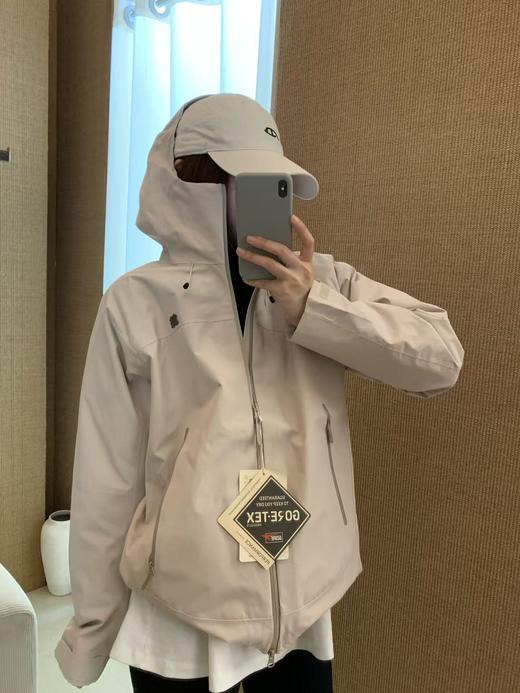 点此购买 可隆春秋季男女款硬壳压胶极简钢标户外抗风保暖冲锋衣 hbj 341406 商品图8