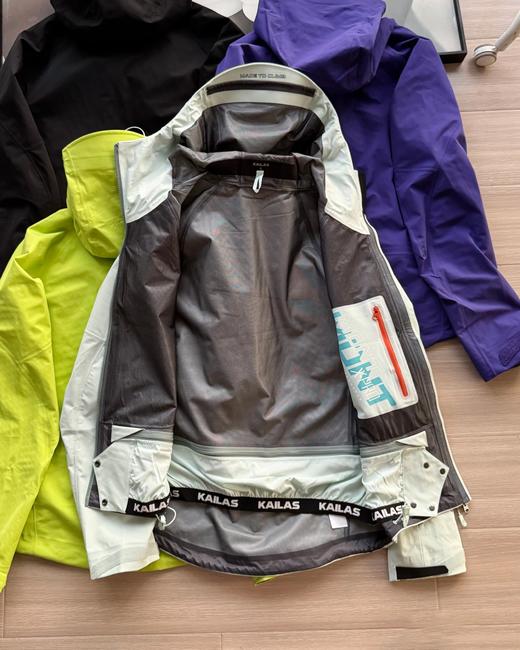 点此购买 凯乐石春秋季男女款运动户外全天候硬壳专业防水防风透气登山冲锋衣外套 hbj 341404 商品图12