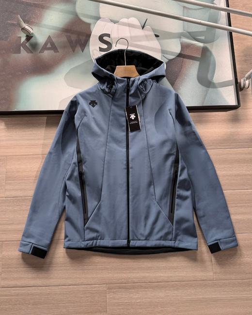 点此购买 迪桑特男子秋冬季加绒连帽软壳冲锋衣外套 hbj 341383 商品图1