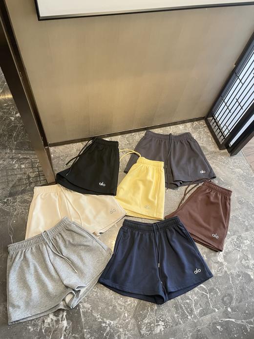 点此购买 Alo春夏季女士亮标休闲毛圈纯棉短裤 cxy 341306 商品图9