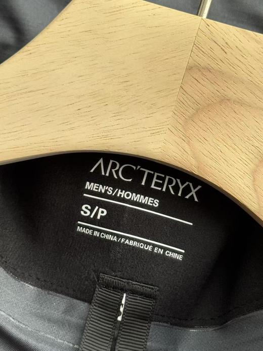 点此购买 始祖鸟ALPHA jacket LT GEN2.2军鸟系列男士防水透气纯色高领夹克外套 ggd 341264 商品图12