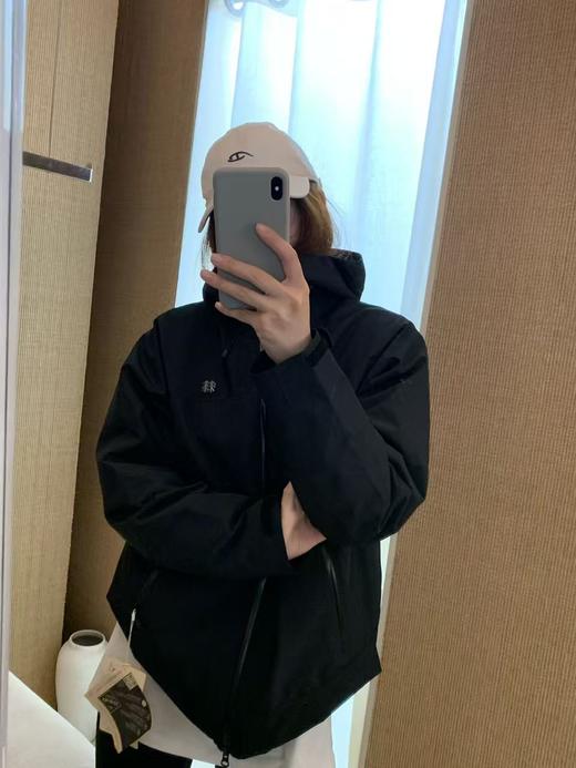 点此购买 可隆春秋季男女款硬壳压胶极简钢标户外抗风保暖冲锋衣 hbj 341406 商品图6