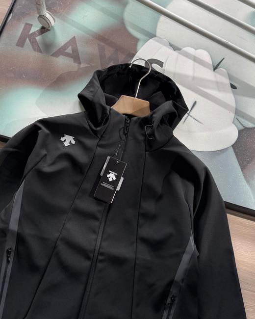 点此购买 迪桑特男子秋冬季加绒连帽软壳冲锋衣外套 hbj 341383 商品图14