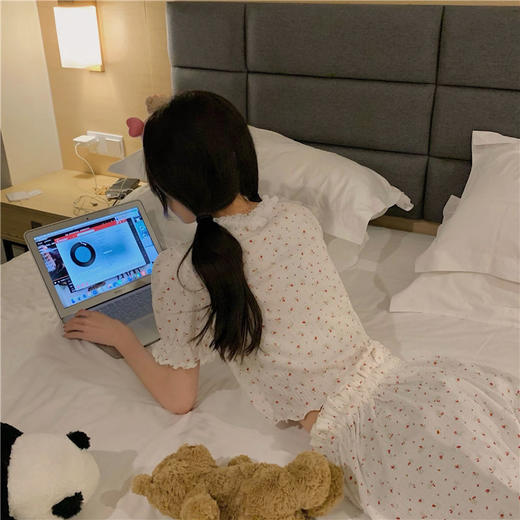 【49元1套】少女风❗️碎花家居套装清新小碎花印花+温柔米白底色，自带甜美滤镜，轻薄透气的肌理面料，触感柔软如云朵，拉长下半身比例，小个子也能穿出元气感，韩版网红少女甜美小碎花家居服套装L 商品图4