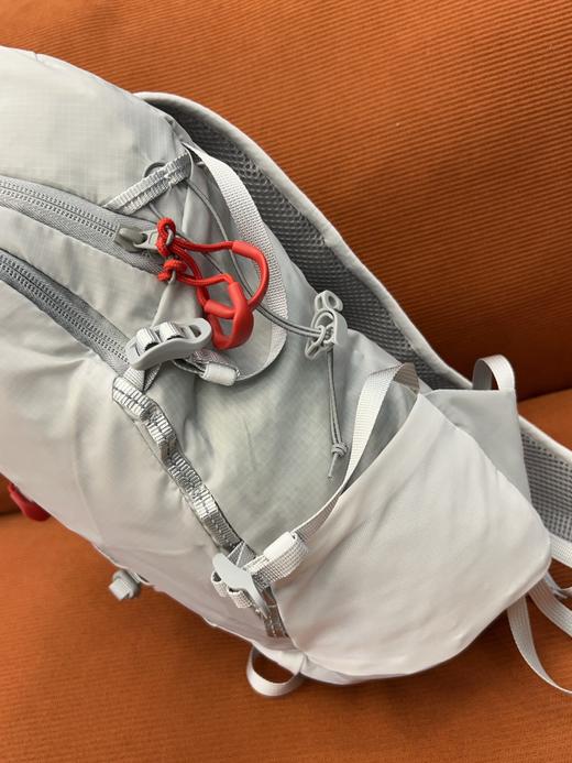 点此购买 LuLulemon男女款全运动双肩背包 ye 341332 商品图11