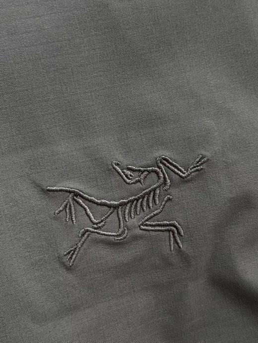 点此购买 始祖鸟ALPHA jacket LT GEN2.2军鸟系列男士防水透气纯色高领夹克外套 ggd 341264 商品图10