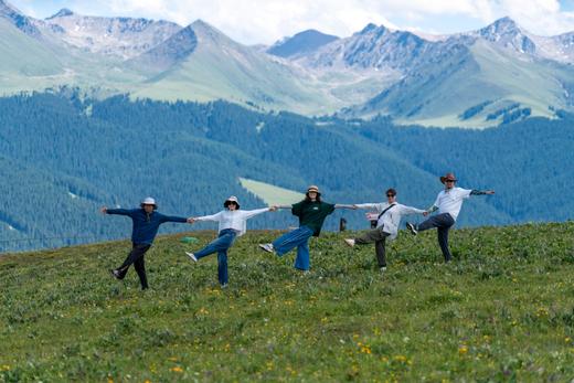 定金锁立减1000！超好评！2026【盛夏伊犁】新疆8日房车亲子营，1家1房车，资深营长带队，VIP通道进景区，赛湖私家游船+住进喀拉峻景区+那拉提与乐队共舞，全程跟拍+航拍大片，不赶路畅享绝美风景！ 商品图6