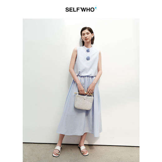 SELFWHO棉混纺简约书页球装饰无袖连衣裙女2025夏新款收腰A摆长裙 商品图3