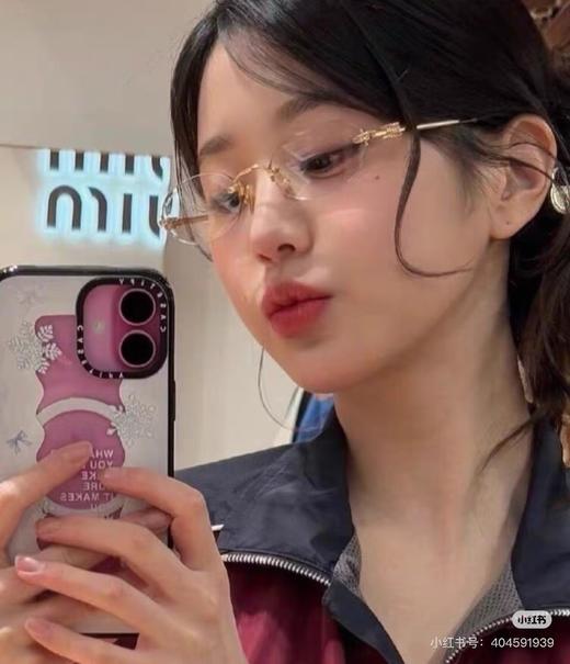 一店d 谬❗️Z新大爆款无边框墨镜A54 终于！全系列安排上了，目前专柜在售所有颜色都有
𝐦𝐢𝐮是懂高智感的，无框给人的气势真的很猛，而圆弧镜片形状减少刻薄感，日常约会戴都好看 商品图11