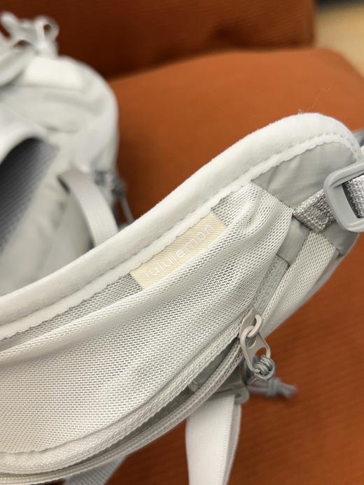 点此购买 LuLulemon男女款全运动双肩背包 ye 341332 商品图10