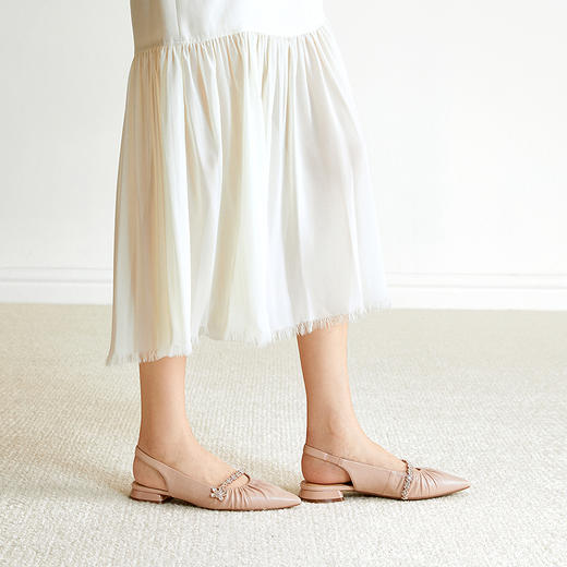 【静音系列】千百度低跟钻带时装凉鞋女2026夏季新款包头尖头凉鞋A26279310 商品图1