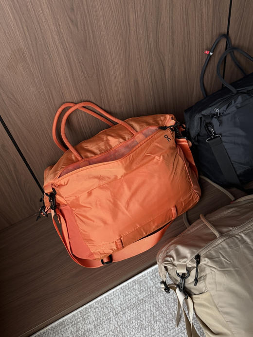 点此购买 On昂跑男女情侣款35L单肩手提包 sz 341297 商品图8