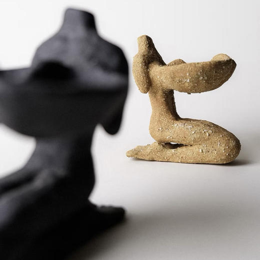 肆楼/「跪坐的胸怀」陶瓷摆件 商品图1