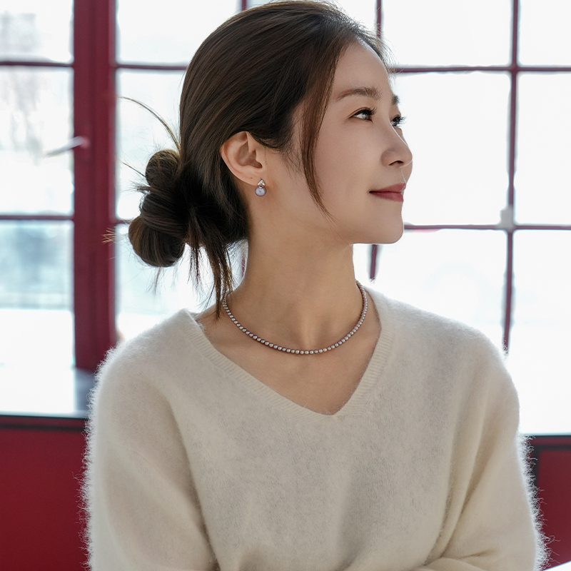 佐奈美（SANAMI) 魅力紫淡水小米珍珠项链，选用925银打造，搭配3.5-4.5mm近圆形紫色淡水珍珠，散发自然柔和光泽。